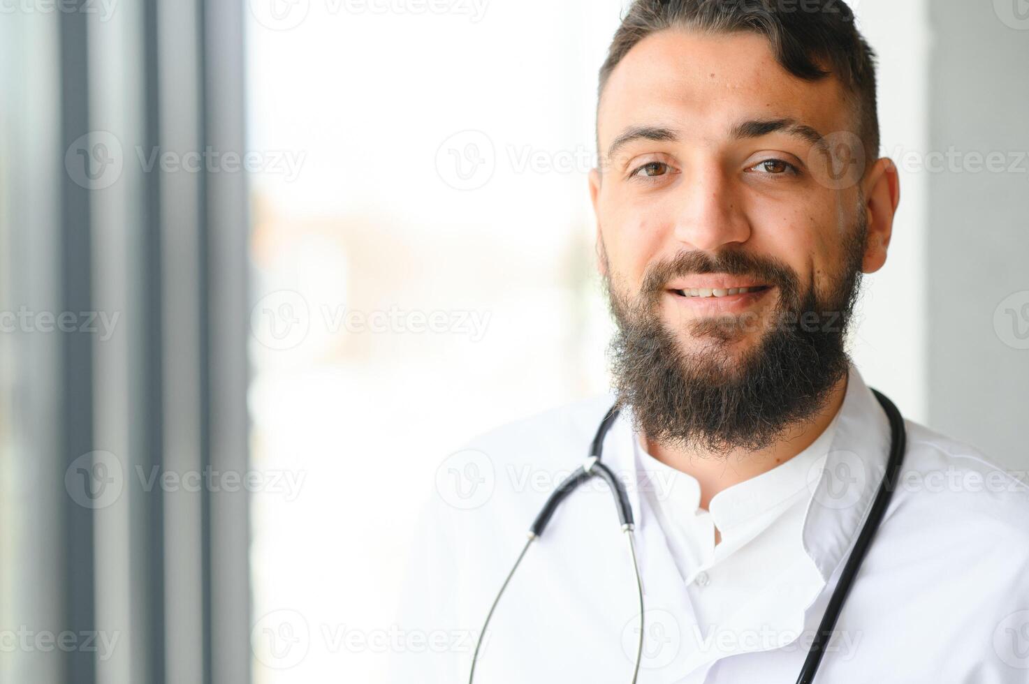 47263258 portrait de une jeune arabe medecin dans le clinique soins de sante concept photo